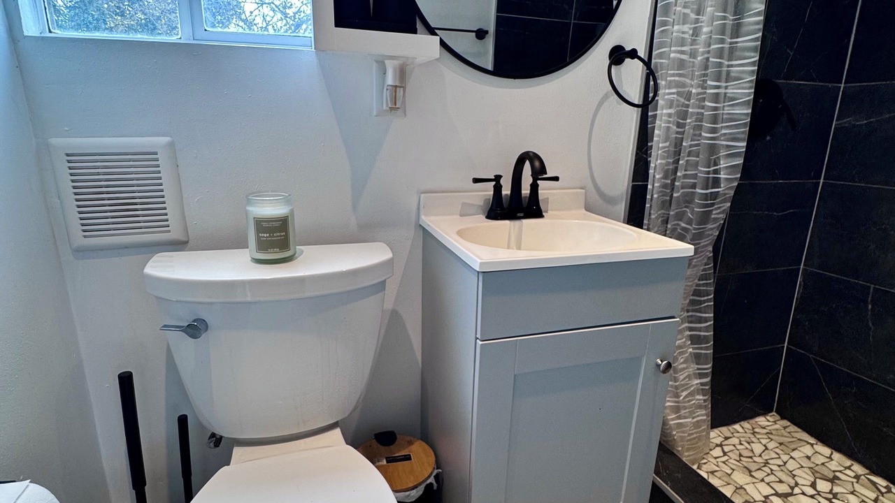 Photo of Bathroom in Kenner - Louis Armstrong International Airport