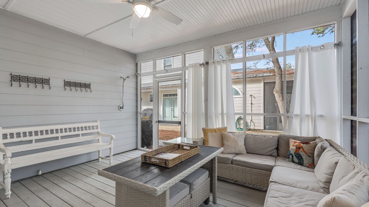 Photo of Livingroom in White's Gulfview