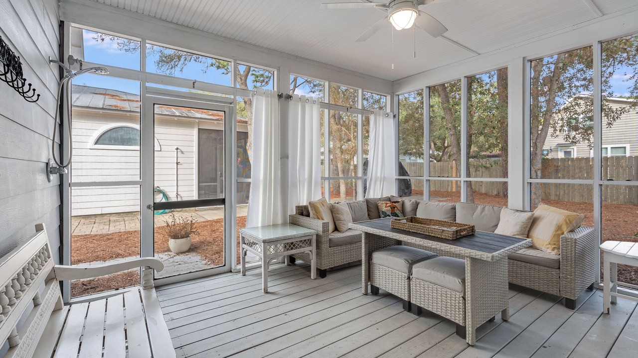 Photo of Livingroom in White's Gulfview