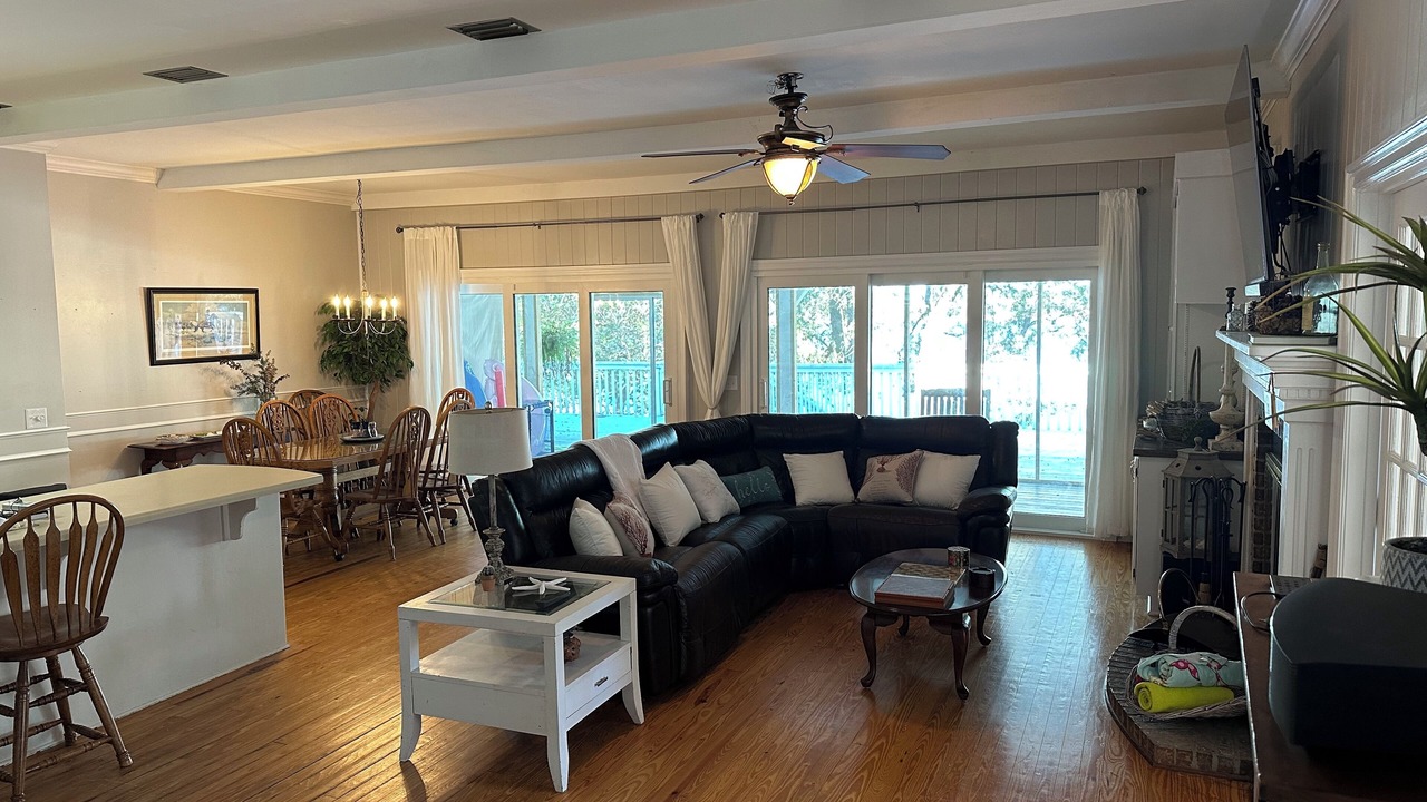 Photo of Livingroom in Thomas Drive