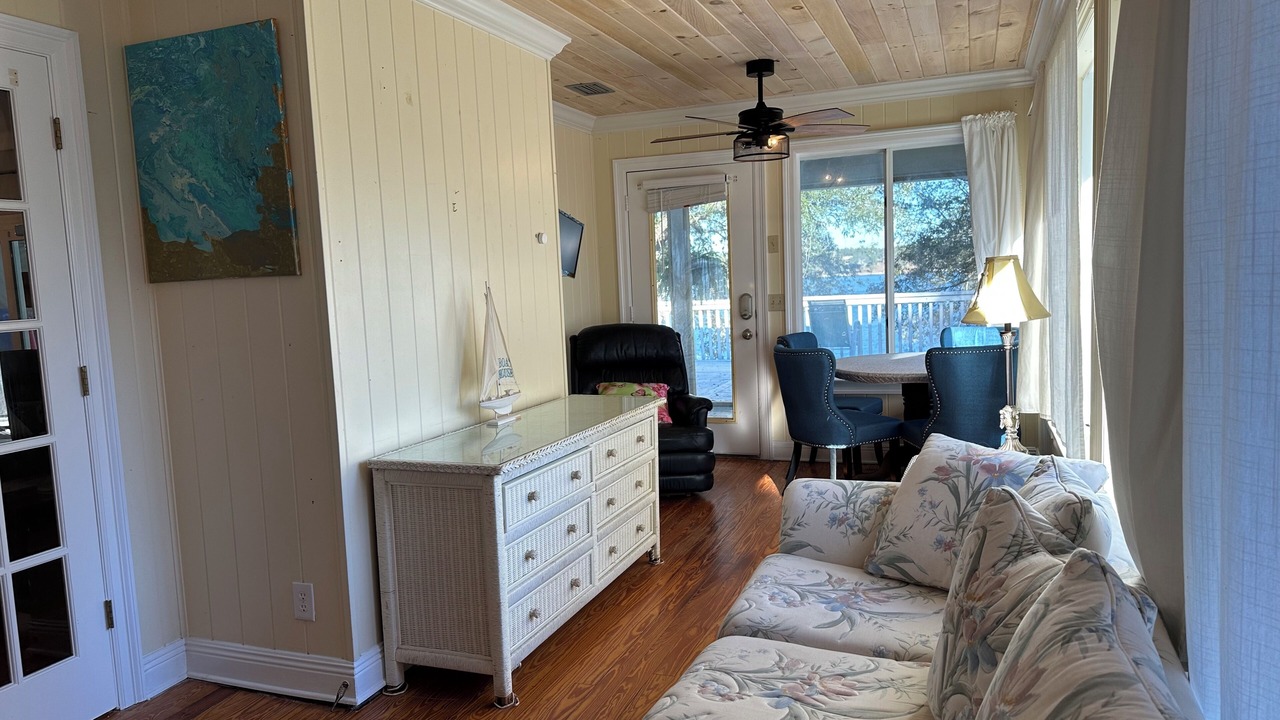 Photo of Livingroom in Thomas Drive