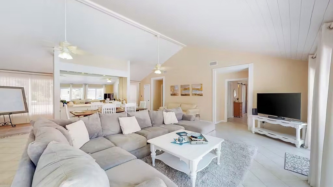 Photo of Livingroom in Upper Grand Lagoon
