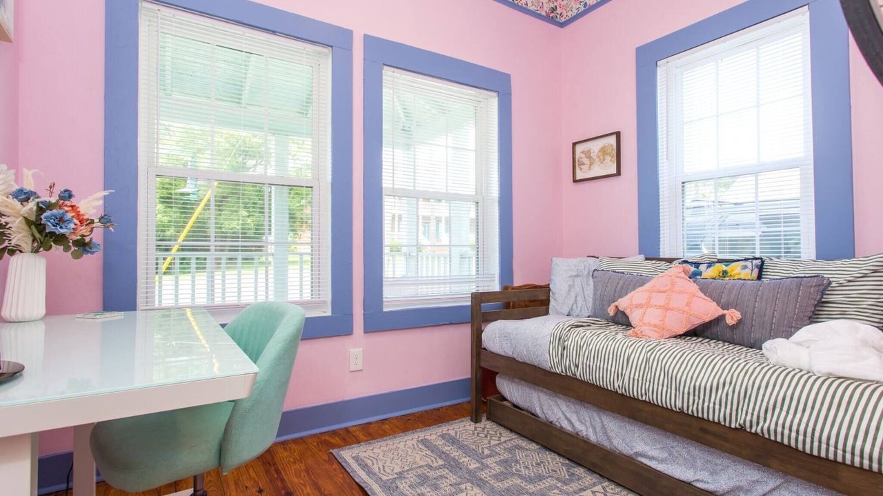 Photo of Livingroom in Old East Hill