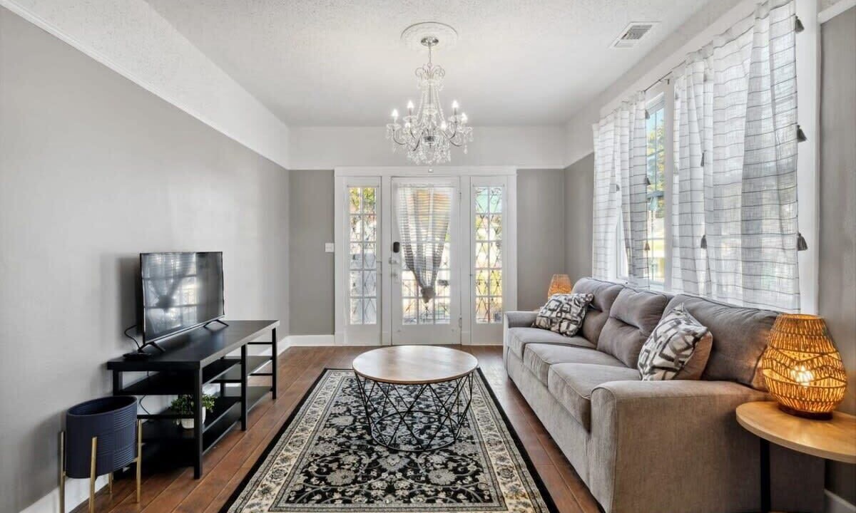 Photo of Livingroom in Mid-City