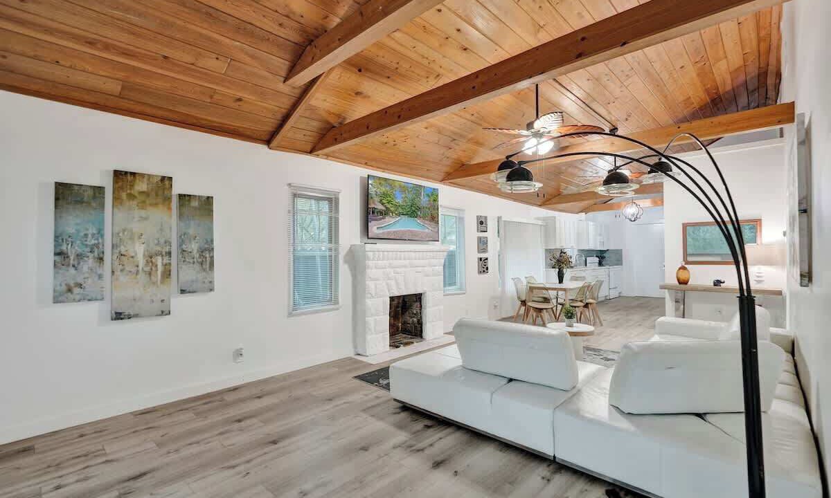 Photo of Livingroom in Sailboat Bend