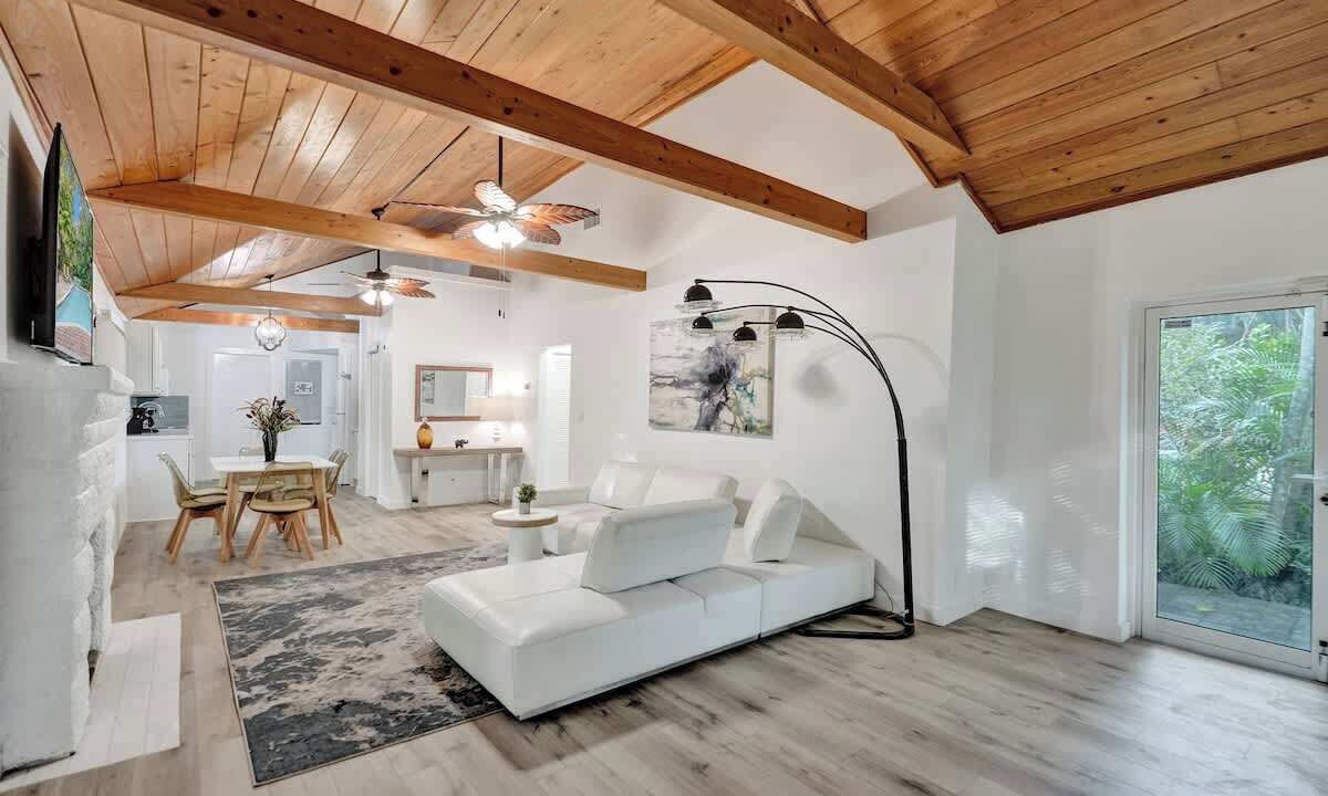 Photo of Livingroom in Sailboat Bend