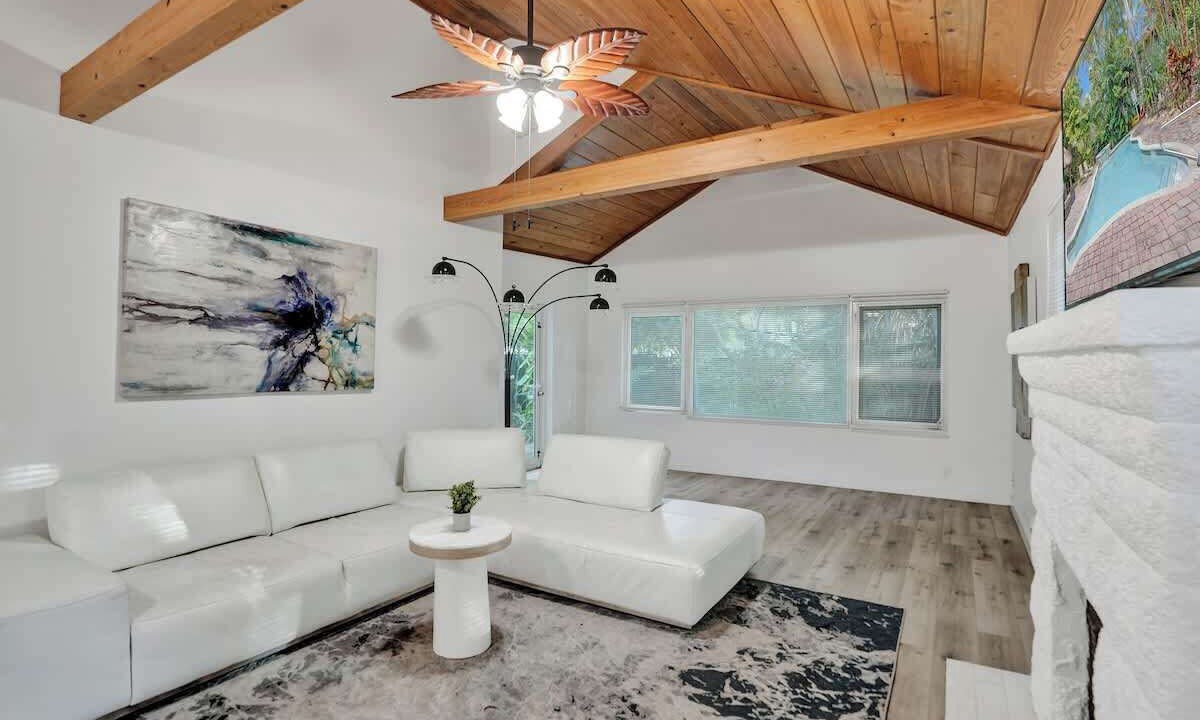 Photo of Livingroom in Sailboat Bend
