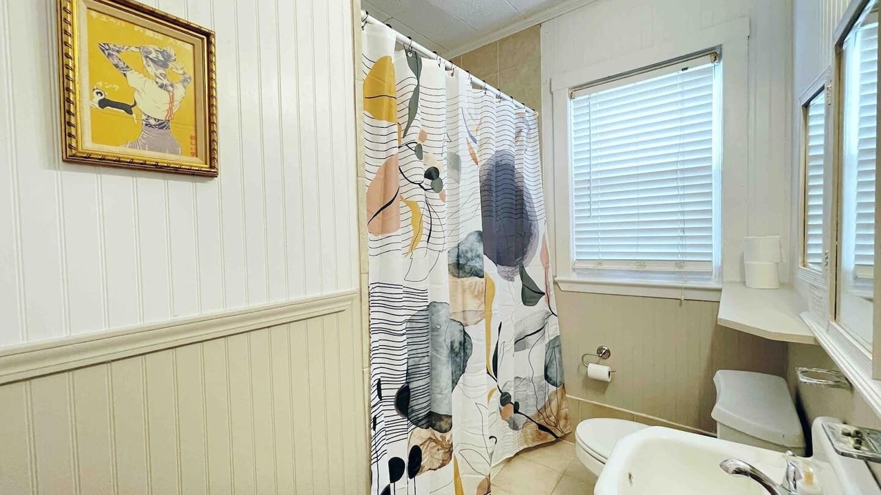 Photo of Bathroom in Oaks Historic District