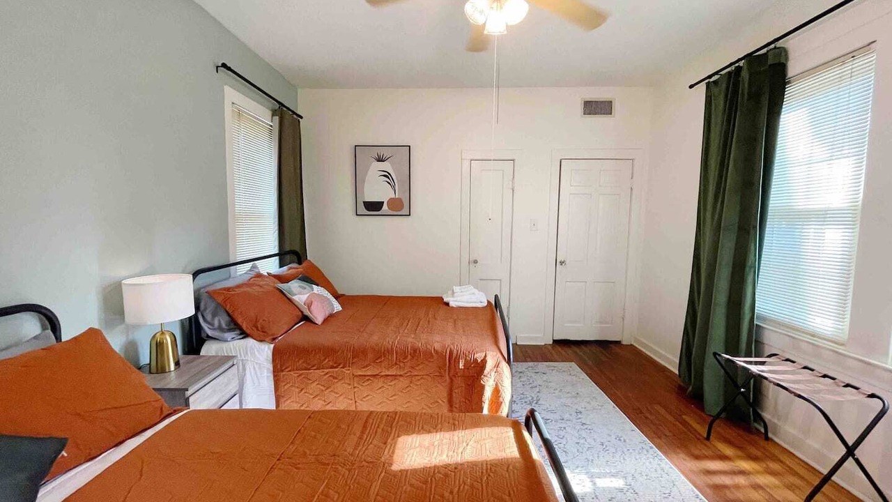 Photo of Bedroom in Oaks Historic District