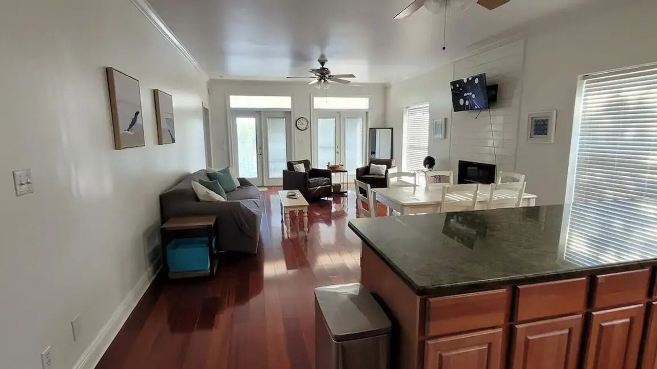 Photo of Livingroom in Henderson Point