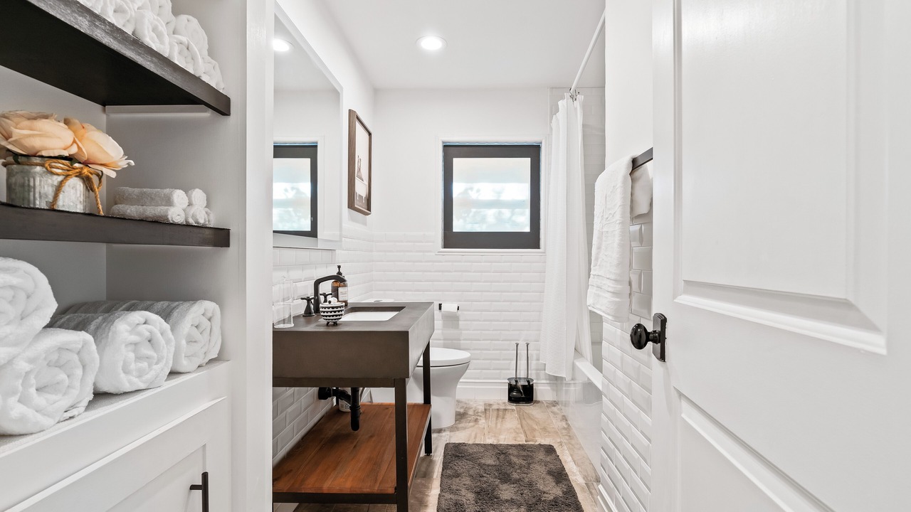 Photo of Bathroom in Greenway Plaza-Upper Kirby