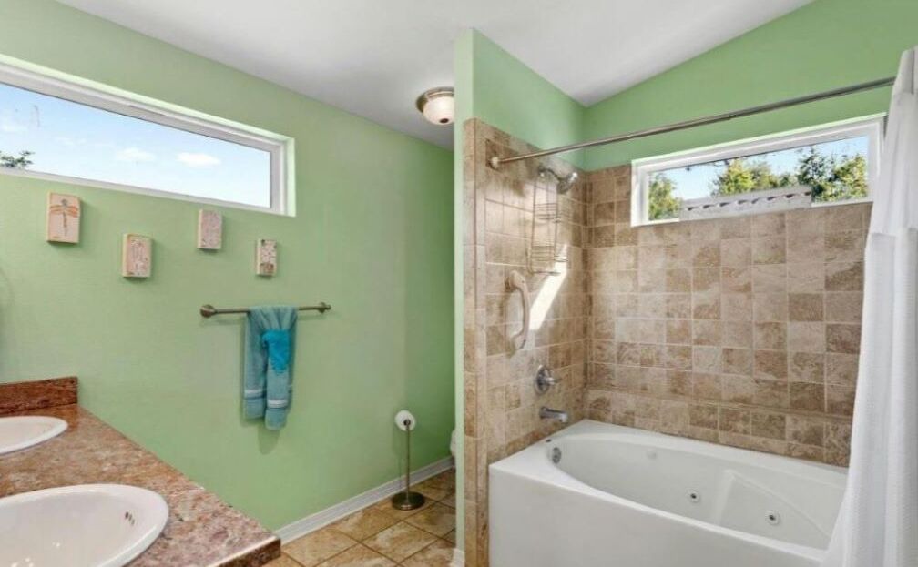Photo of Bathroom in Henderson Point