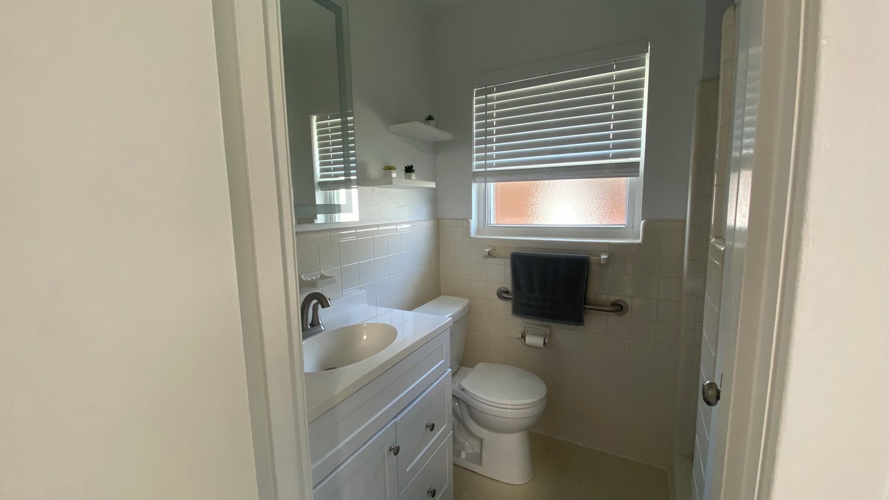 Photo of Bathroom in Kenner - Louis Armstrong International Airport