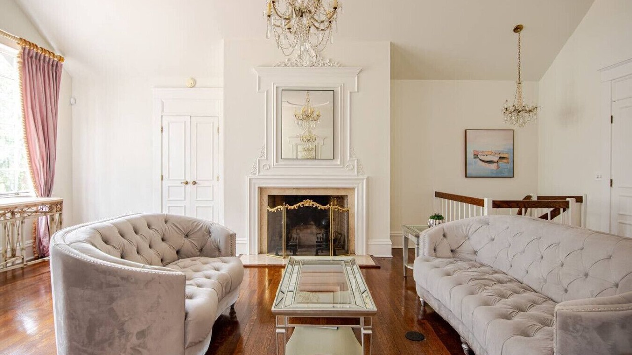 Photo of Livingroom in Historic District