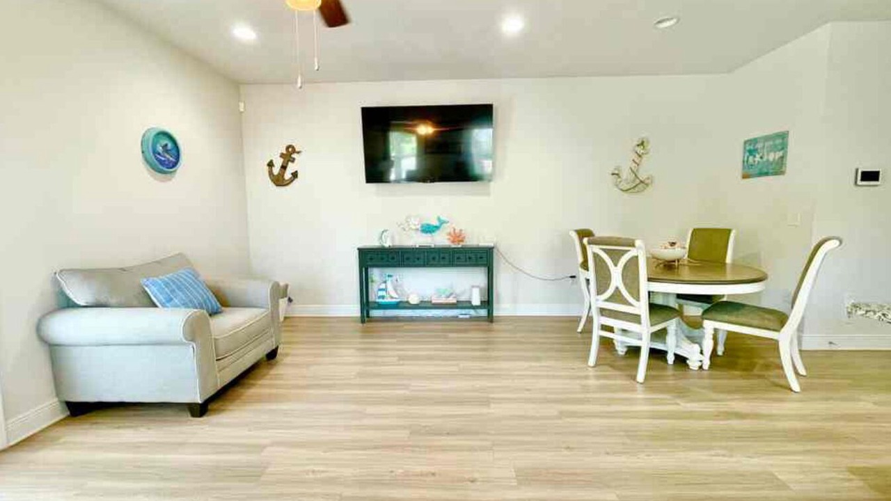 Photo of Livingroom in Thomas Drive