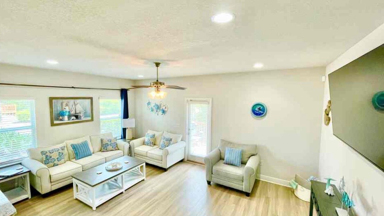 Photo of Livingroom in Thomas Drive
