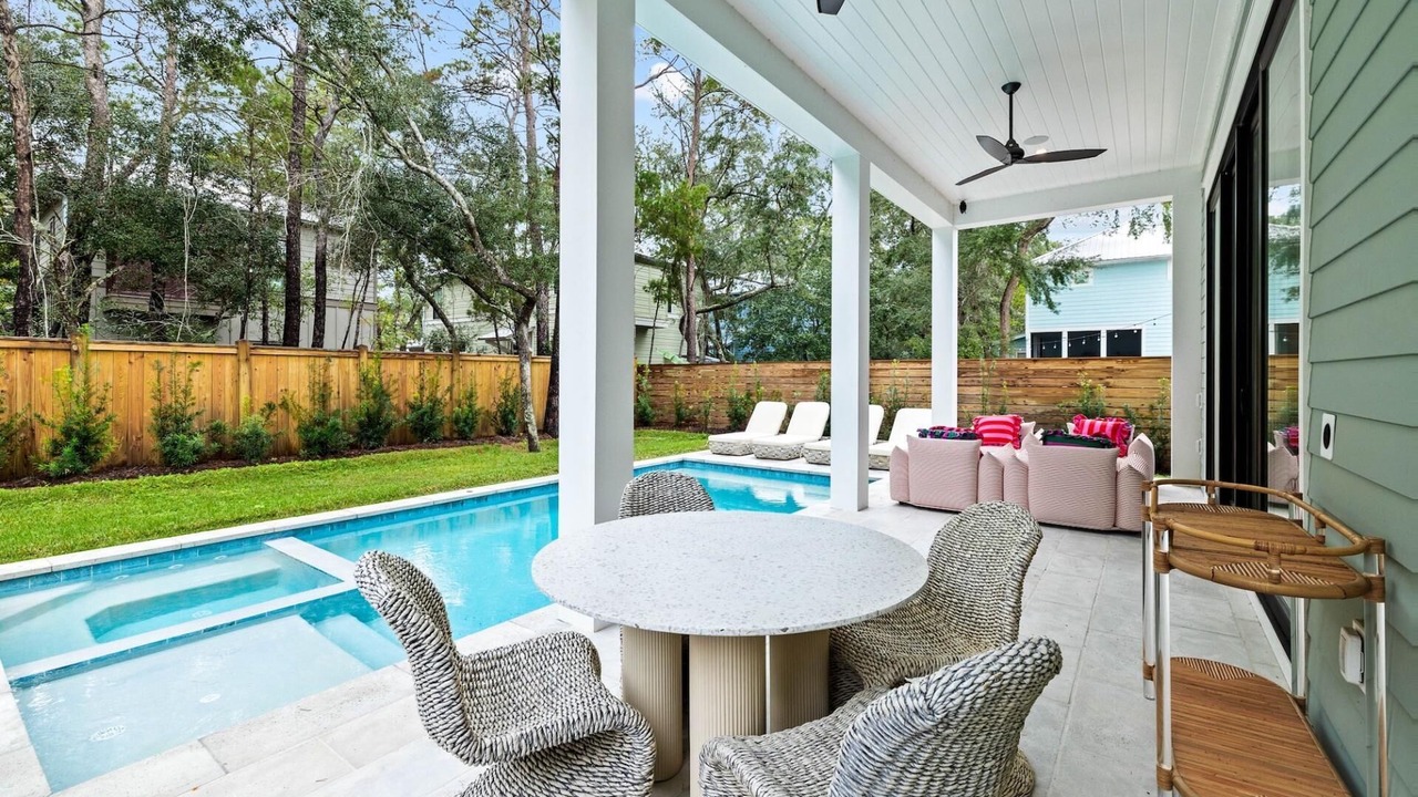 Photo of Outdoor in White's Gulfview