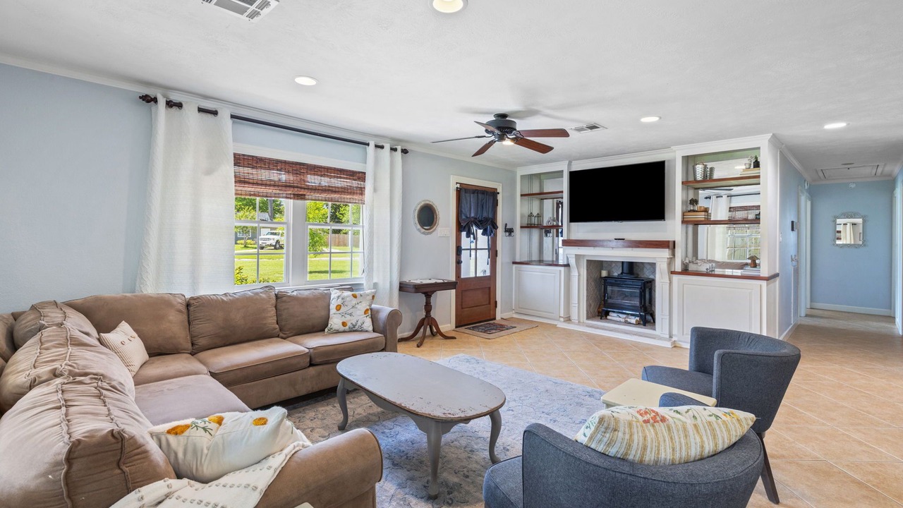 Photo of Livingroom in Sulphur