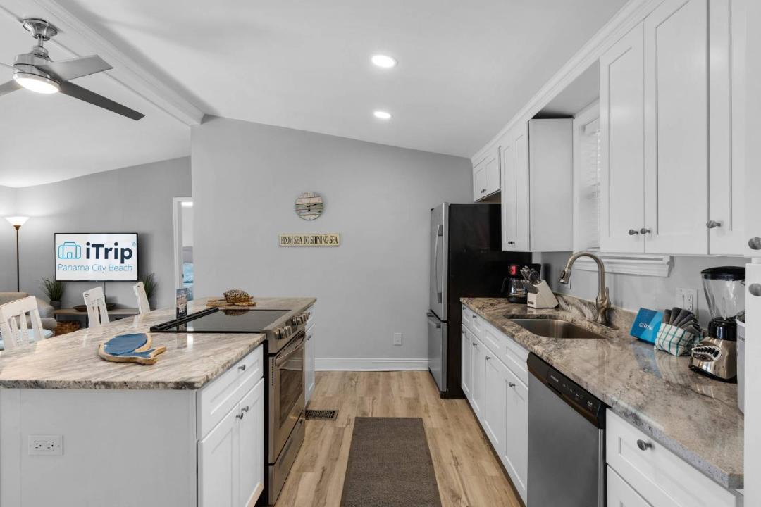 Photo of Kitchen in Laguna Beach Estates
