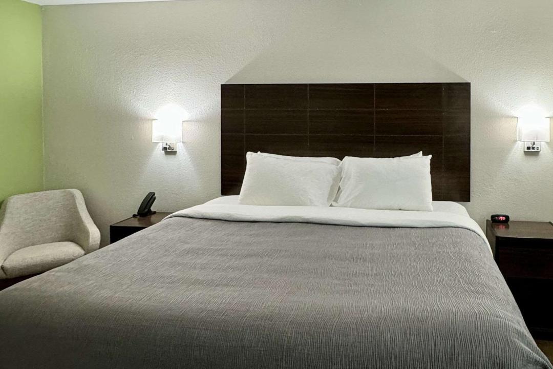 Photo of Bedroom in Sulphur