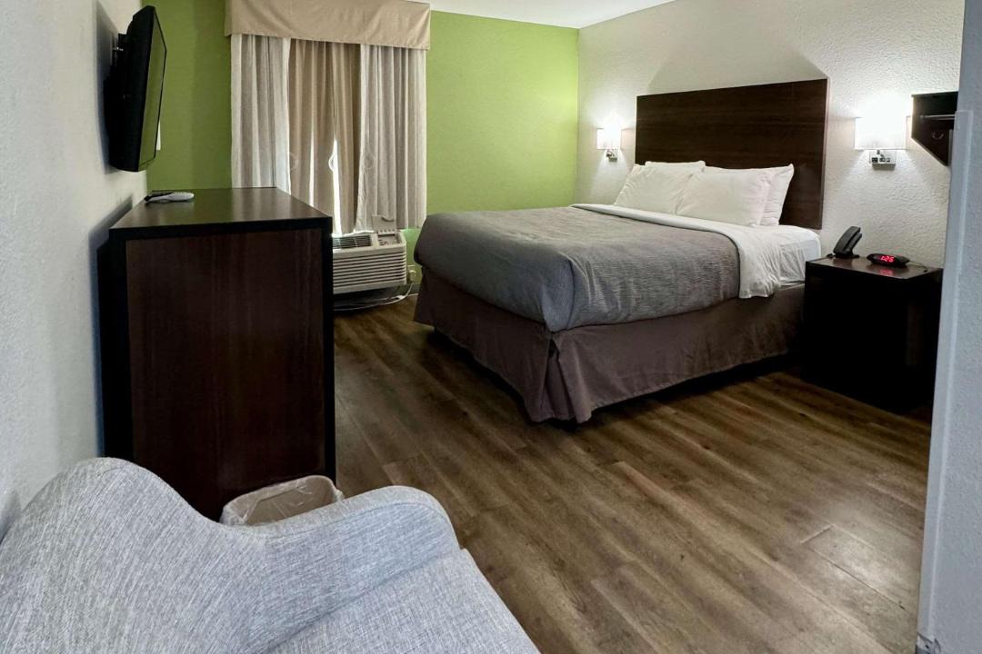 Photo of Bedroom in Sulphur