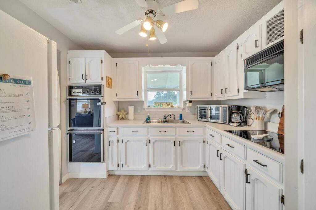 Photo of Kitchen in Laguna Beach Estates