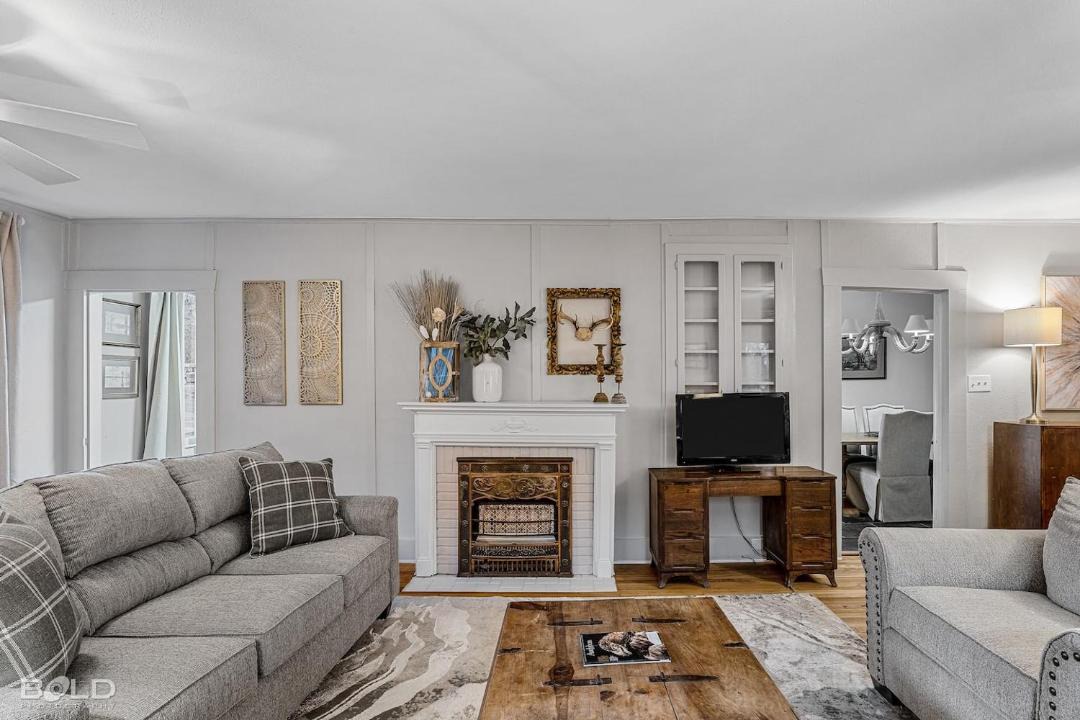 Photo of Livingroom in Uncertain