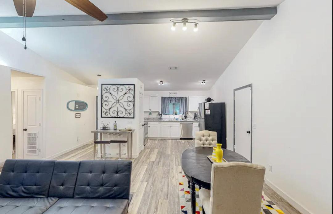 Photo of Livingroom in Thomas Drive