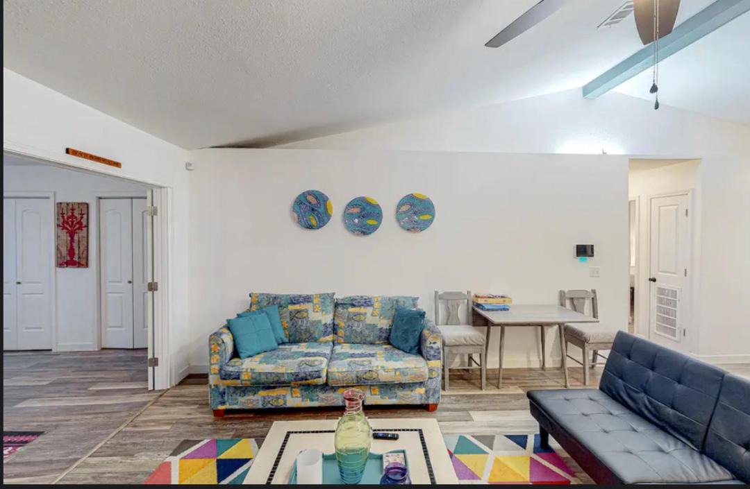 Photo of Livingroom in Thomas Drive