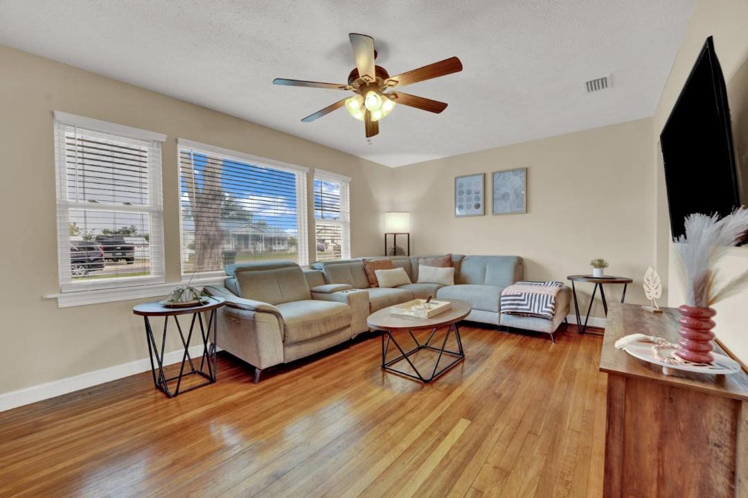 Photo of Livingroom in Lynn Haven