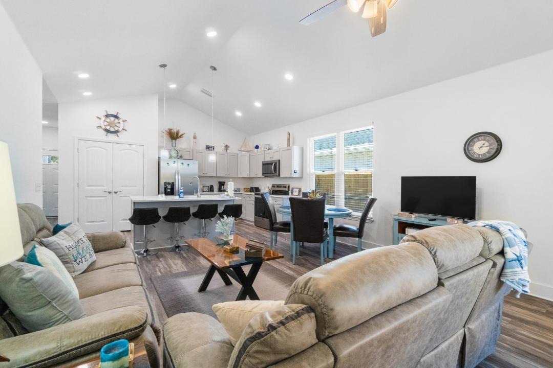 Photo of Livingroom in Ono Island