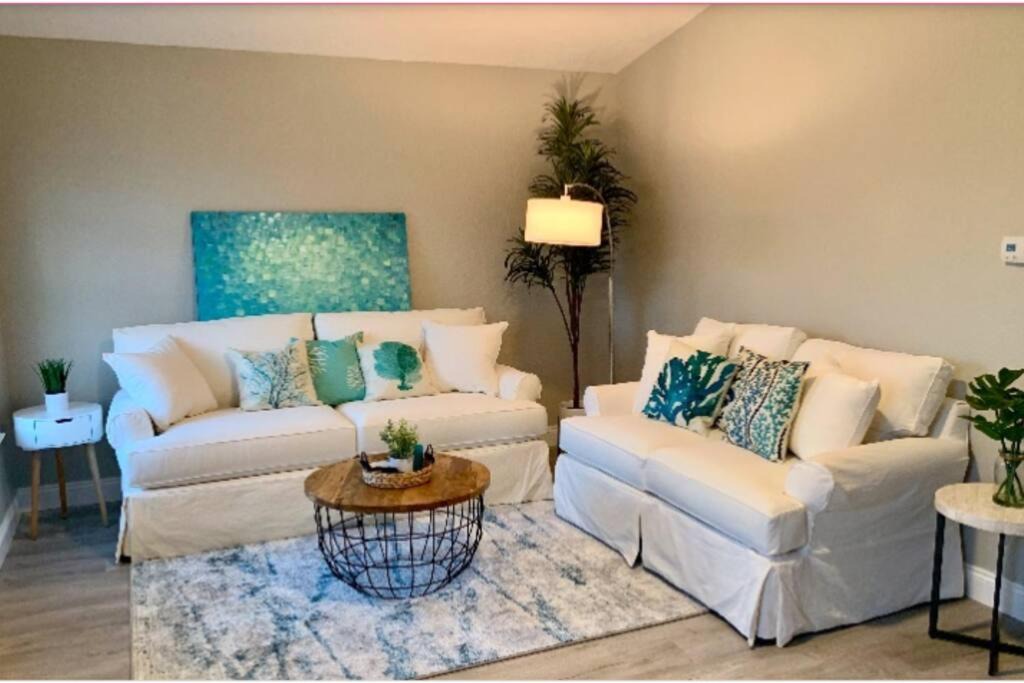 Photo of Livingroom in Biltmore Beach