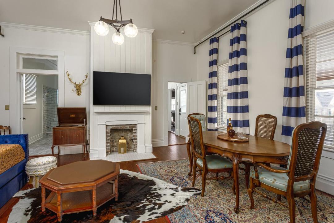 Photo of Livingroom in Downtown