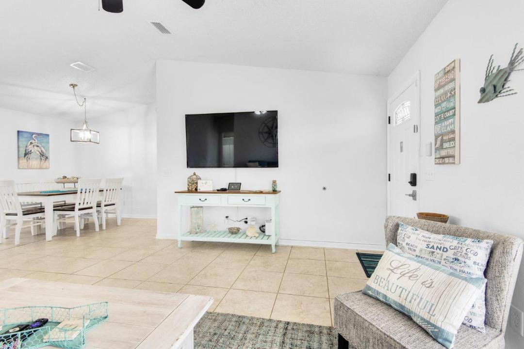 Photo of Livingroom in Lower Grand Lagoon