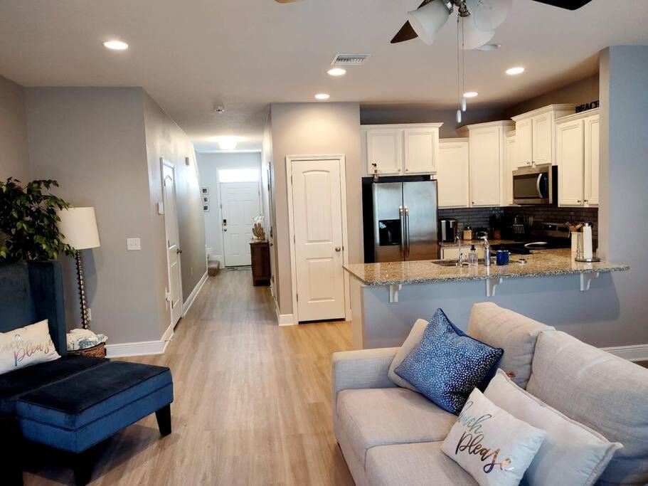 Photo of Livingroom in Thomas Drive