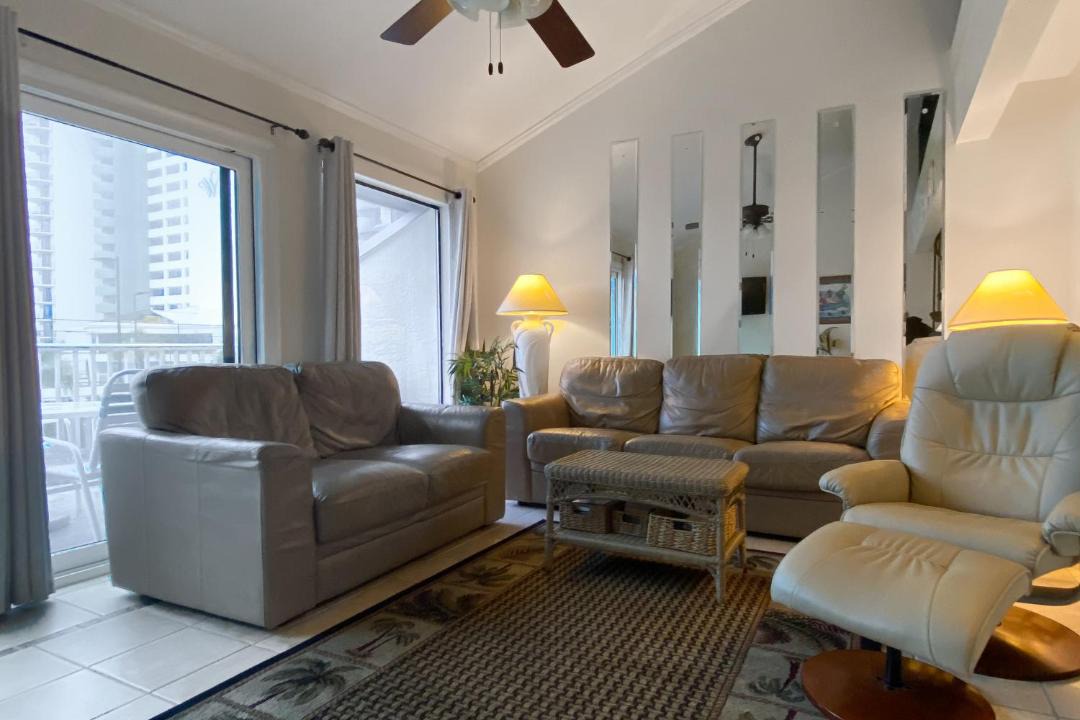 Photo of Livingroom in Biltmore Beach