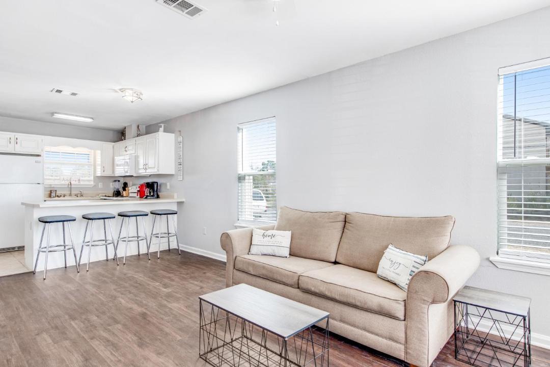Photo of Livingroom in Biltmore Beach