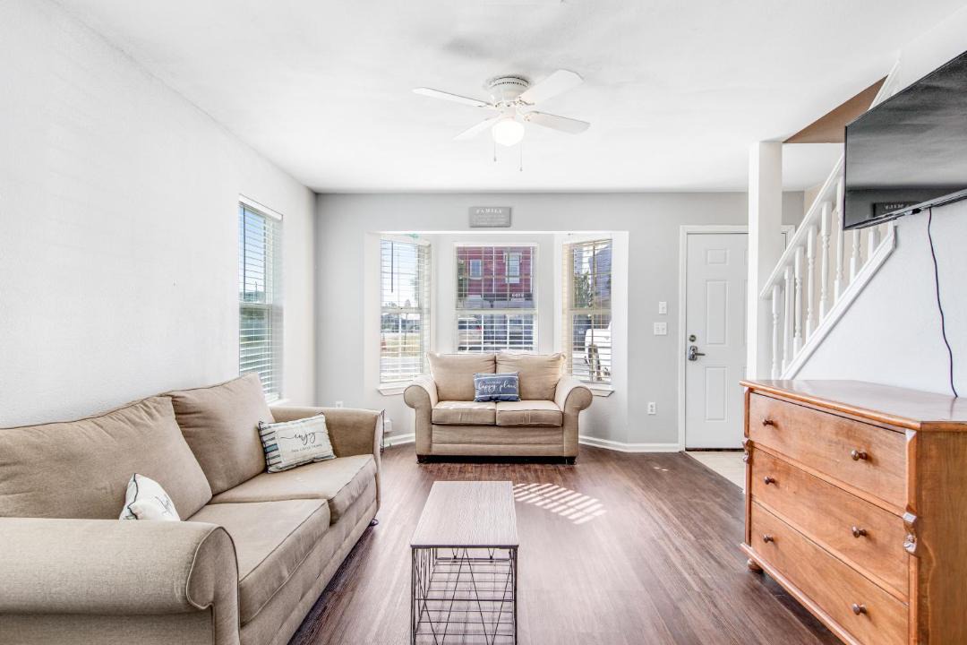 Photo of Livingroom in Biltmore Beach