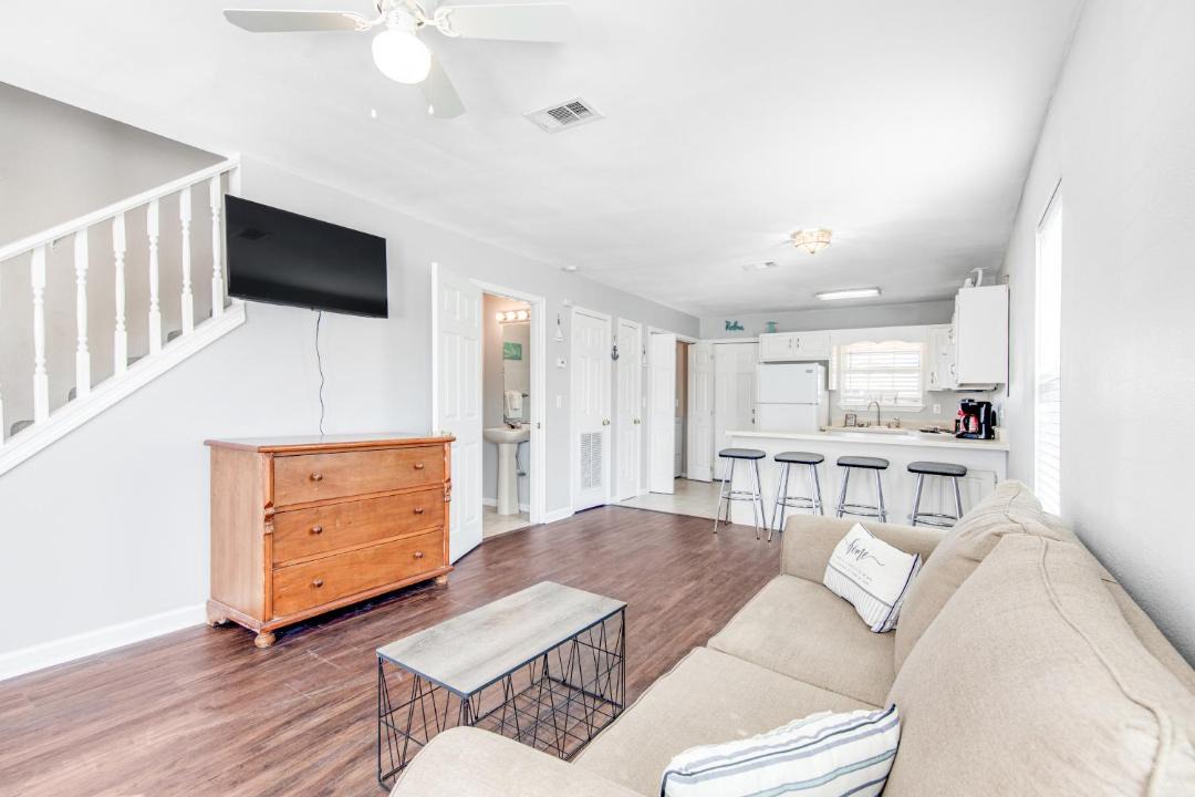 Photo of Livingroom in Biltmore Beach