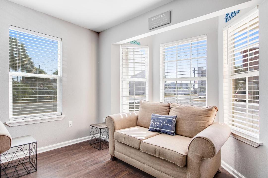 Photo of Livingroom in Biltmore Beach