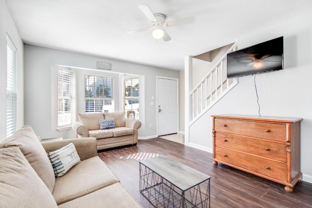 Photo of Livingroom in Biltmore Beach