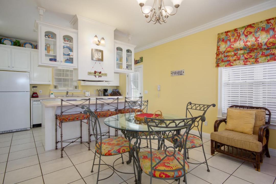 Photo of Livingroom in Lullwater Beach