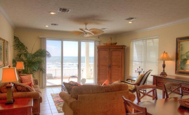 Photo of Livingroom in Silver Sands Beach