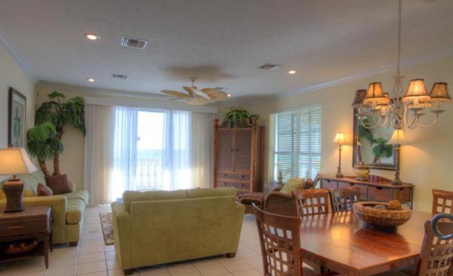 Photo of Livingroom in Silver Sands Beach
