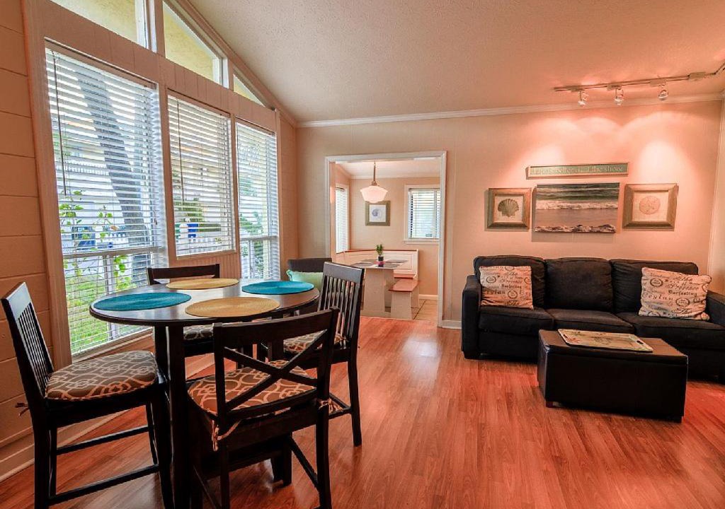 Photo of Livingroom in Silver Sands Beach