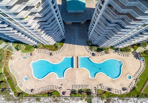 2-story, 5-bedroom beachfront penthouse w/large balcony at Silver Beach Towers!