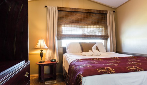 Basic Room, 1 Queen Bed (QUEEN NON SMOKING CHALET)