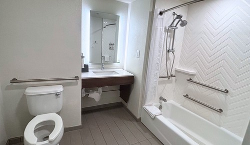 Standard Room, 2 Queen Beds, Accessible Bathtub (Mobility, Accessible Tub)