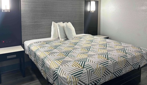 1 King Bed, Accessible, Smoking