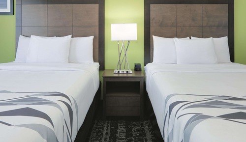 Room, 2 Queen Beds, Accessible, Non Smoking (Mobility/Hearing, Roll-In-Shower)